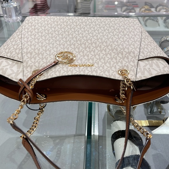 MICHAEL KORS 
Jet Set Large Signature Shoulder Top Zip Tote Bag
Vanilla 
NWT - Picture 7 of 16